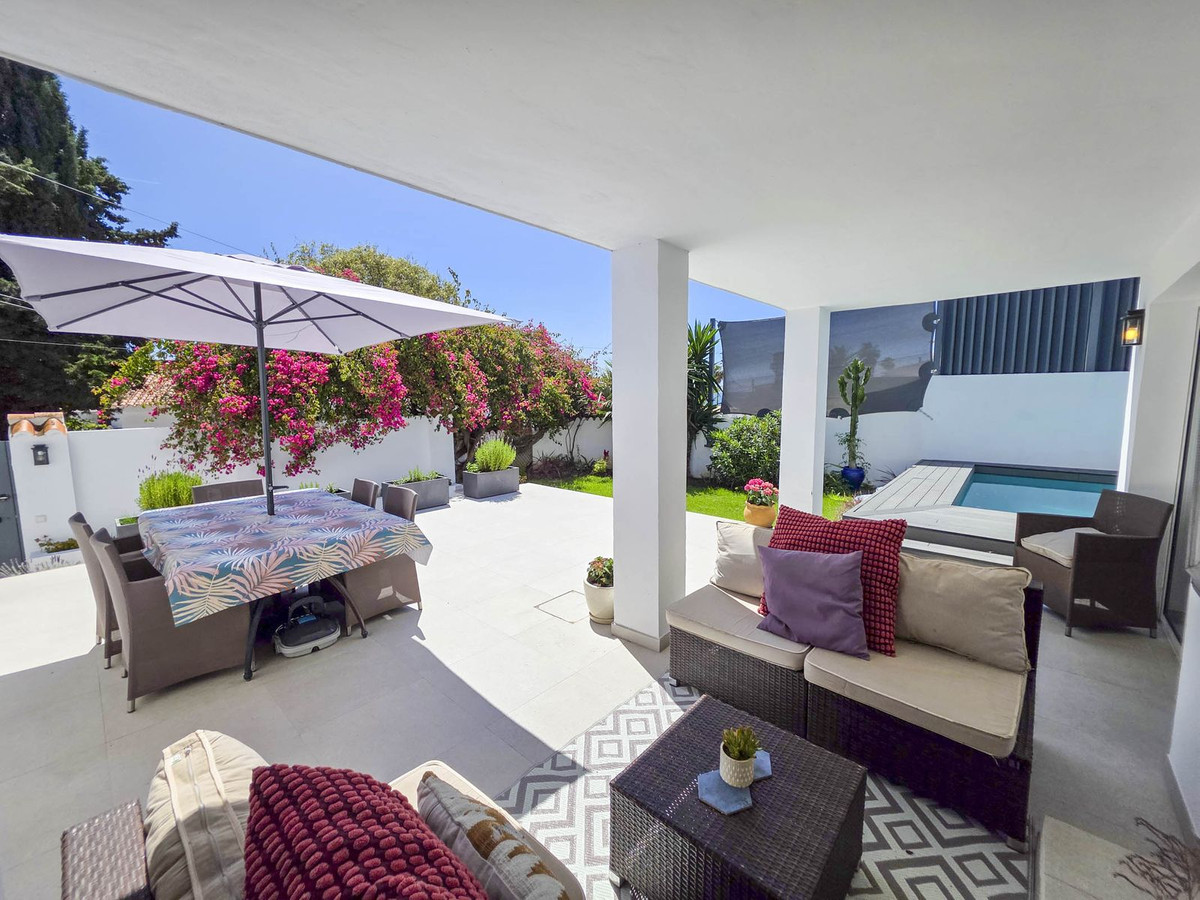 Detached Villa for sale in Estepona | 4 bedrooms H5026831