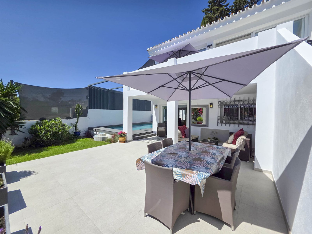 Detached Villa for sale in Estepona | 4 bedrooms H5026831