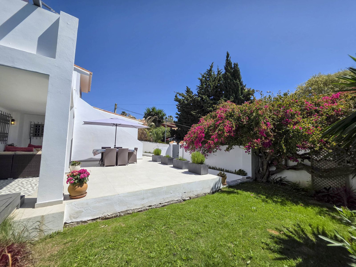 Detached Villa for sale in Estepona | 4 bedrooms H5026831