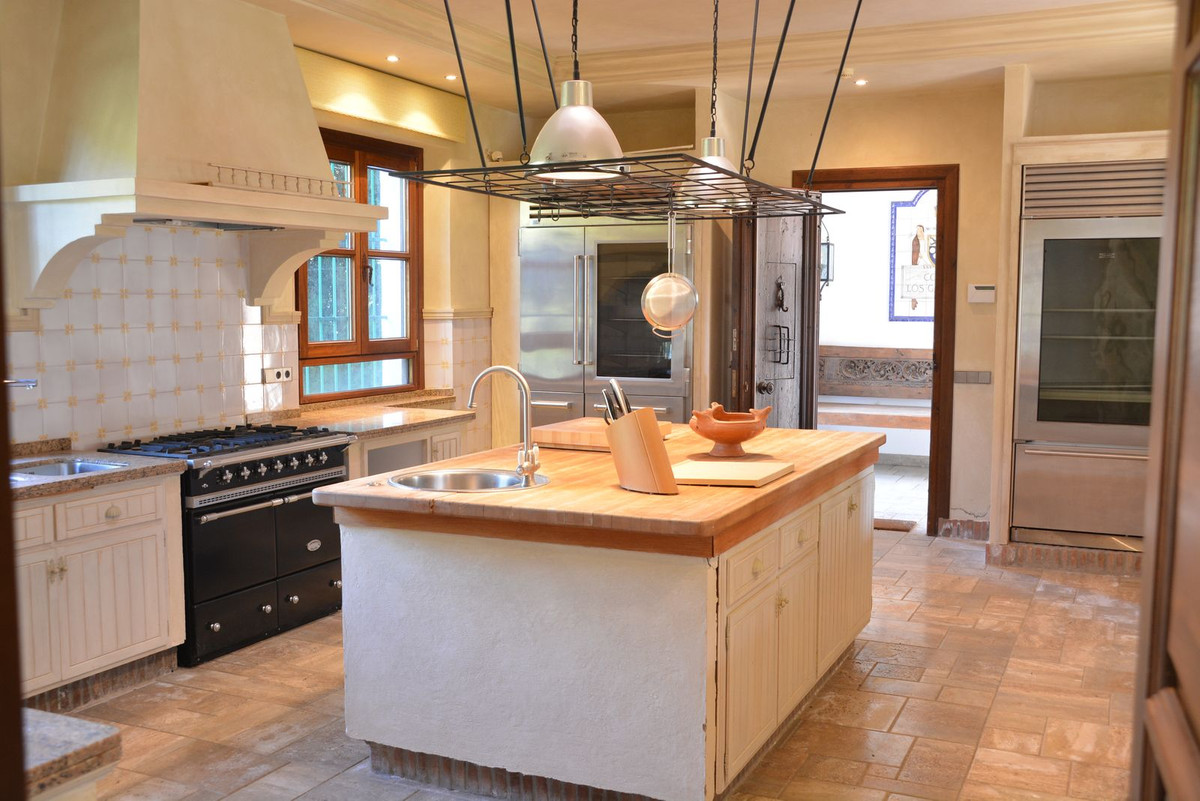 Finca - Cortijo te koop in Estepona | 7 slaapkamers H5053213