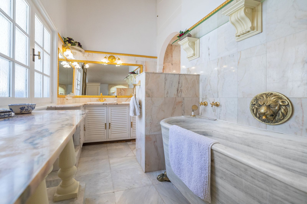 Huis te koop in Estepona | 6 slaapkamers H5061076