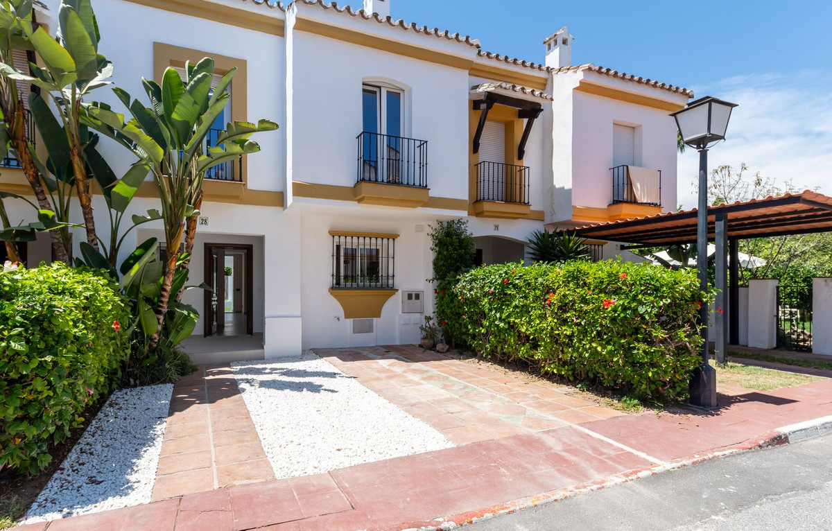 Townhouse for sale in Estepona | 4 bedrooms H5123062