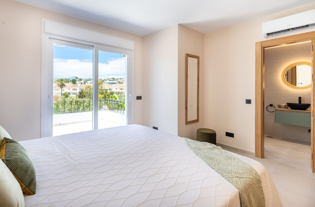 Townhouse for sale in Estepona | 4 bedrooms H5123062