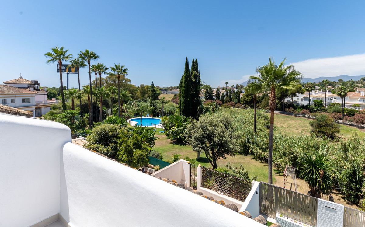 Townhouse for sale in Estepona | 4 bedrooms H5123062