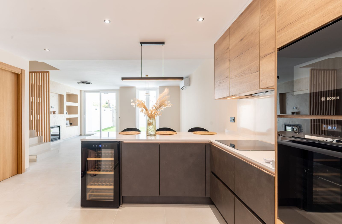Townhouse for sale in Estepona | 4 bedrooms H5123062