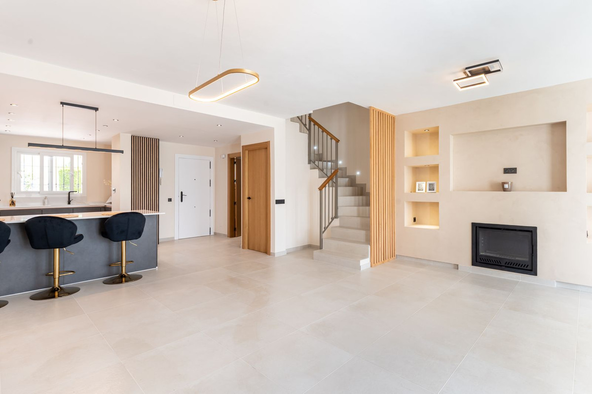 Townhouse for sale in Estepona | 4 bedrooms H5123062