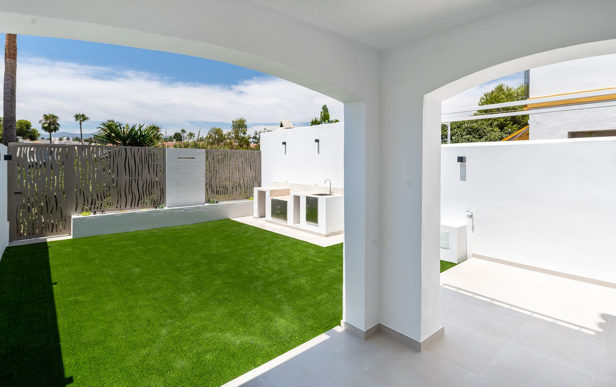 Townhouse for sale in Estepona | 4 bedrooms H5123062