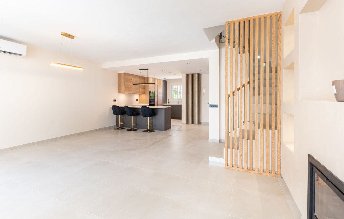 Townhouse for sale in Estepona | 4 bedrooms H5123062