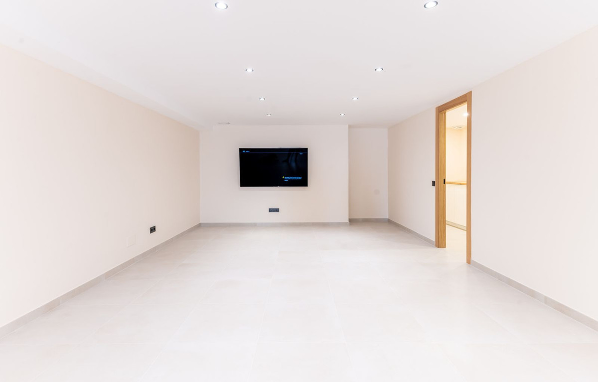 Townhouse for sale in Estepona | 4 bedrooms H5123062