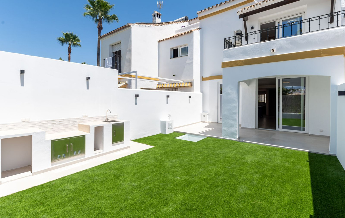 Townhouse for sale in Estepona | 4 bedrooms H5123062