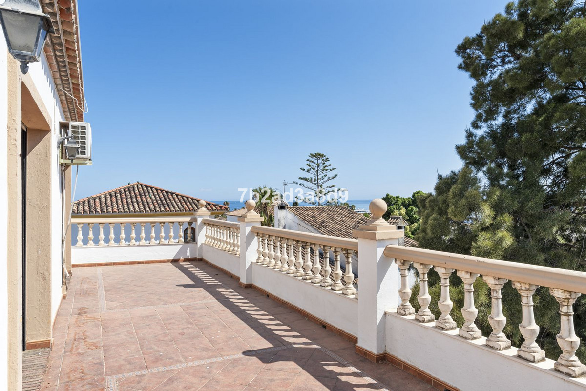 Detached Villa for sale in Estepona | 6 bedrooms H5129635