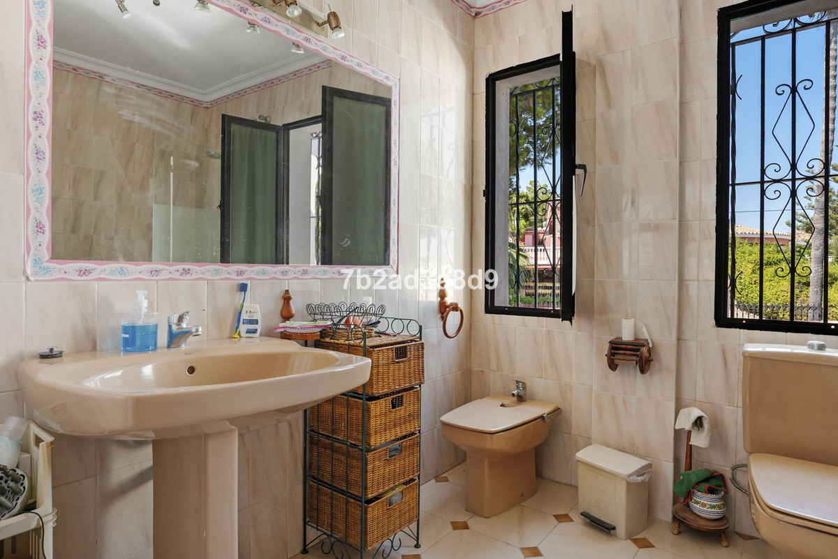 Detached Villa for sale in Estepona | 6 bedrooms H5129635