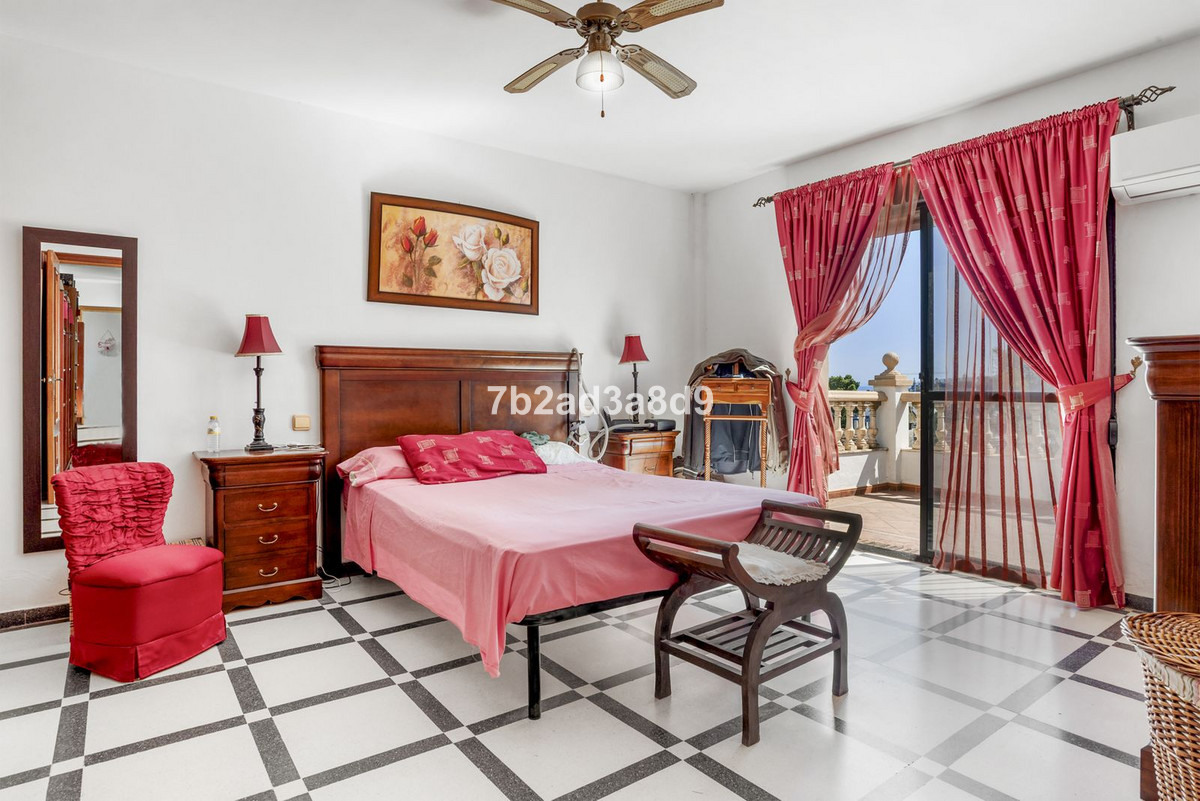 Detached Villa for sale in Estepona | 6 bedrooms H5129635