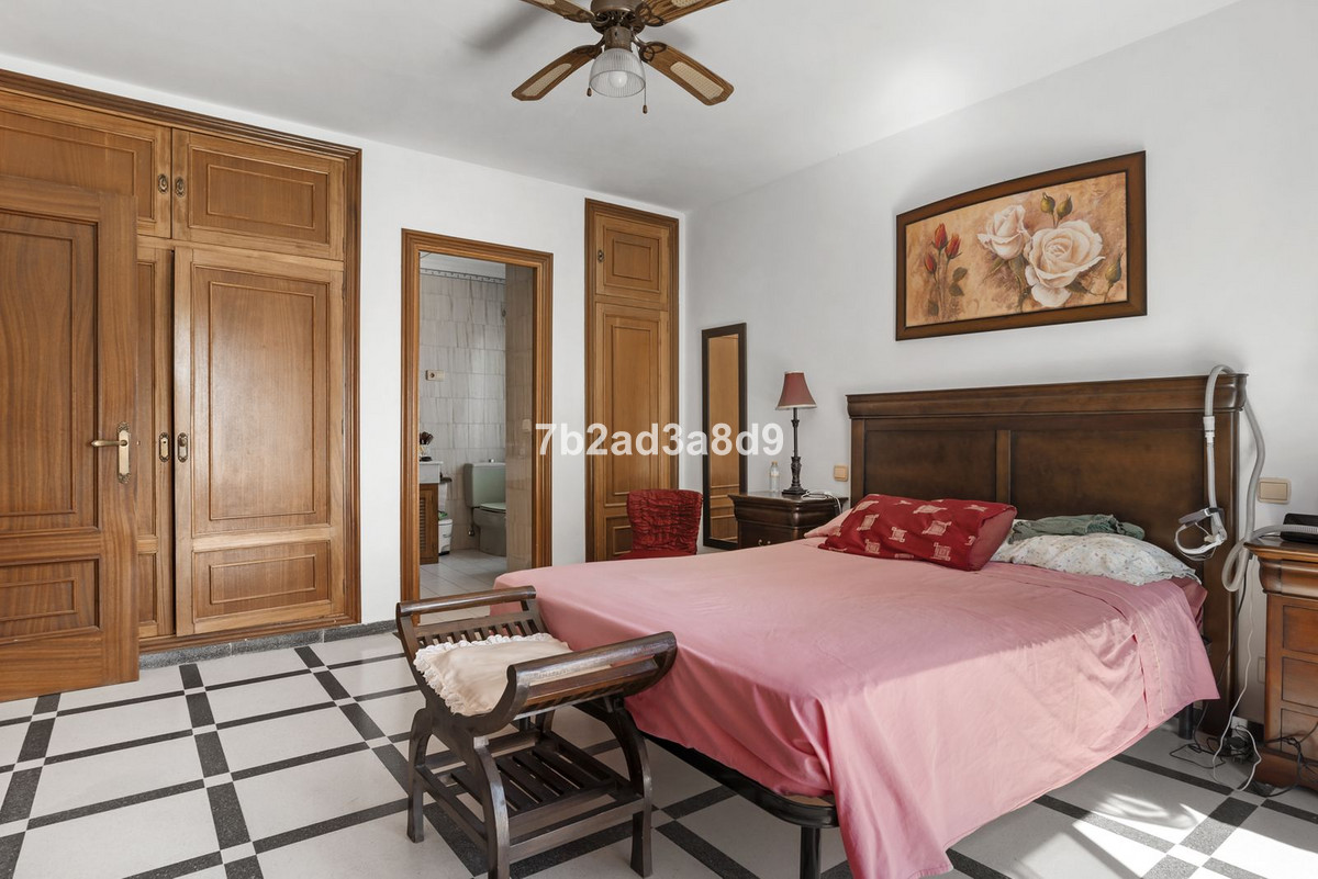 Detached Villa for sale in Estepona | 6 bedrooms H5129635