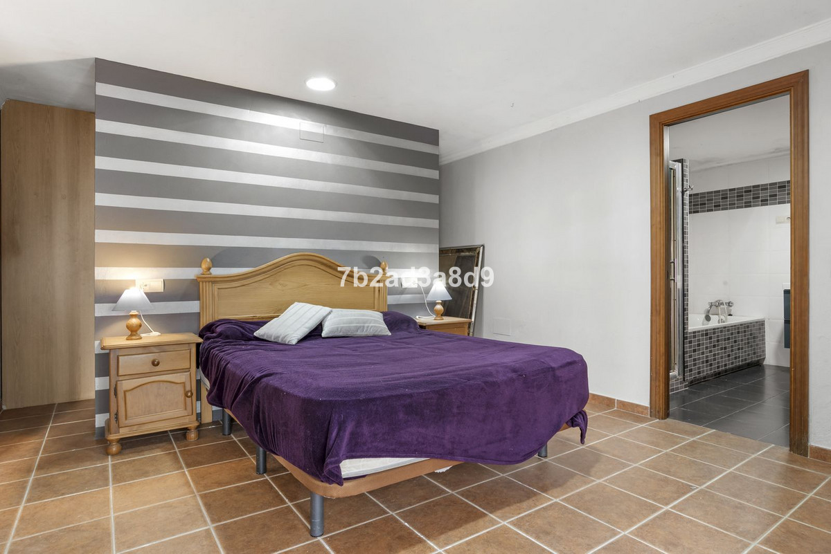 Detached Villa for sale in Estepona | 6 bedrooms H5129635