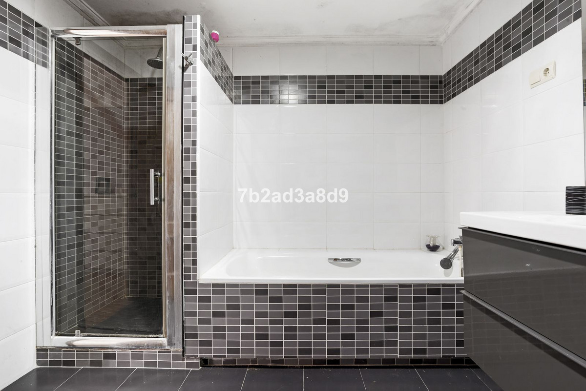 Detached Villa for sale in Estepona | 6 bedrooms H5129635