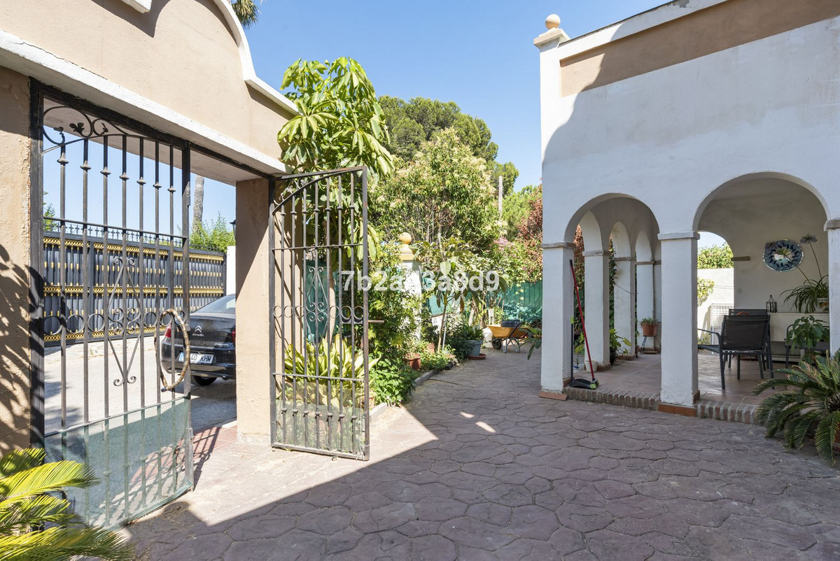 Detached Villa for sale in Estepona | 6 bedrooms H5129635