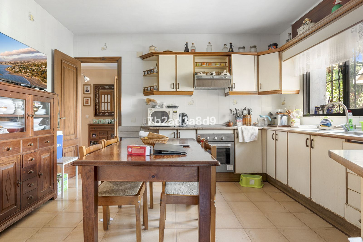Detached Villa for sale in Estepona | 6 bedrooms H5129635