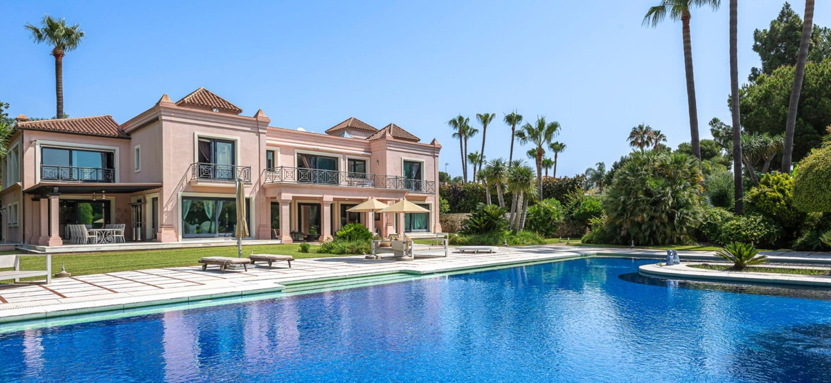 Detached Villa for sale in Estepona | 10 bedrooms H5130439