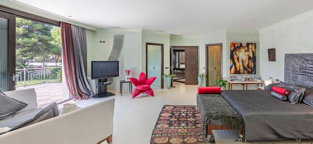 Detached Villa for sale in Estepona | 10 bedrooms H5130439