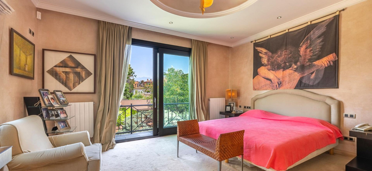 Detached Villa for sale in Estepona | 10 bedrooms H5130439