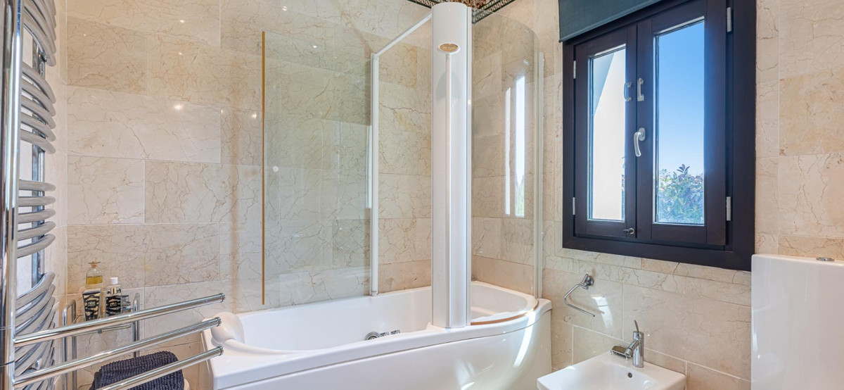 Detached Villa for sale in Estepona | 10 bedrooms H5130439