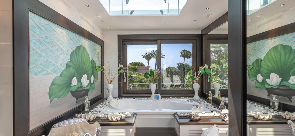Detached Villa for sale in Estepona | 10 bedrooms H5130439