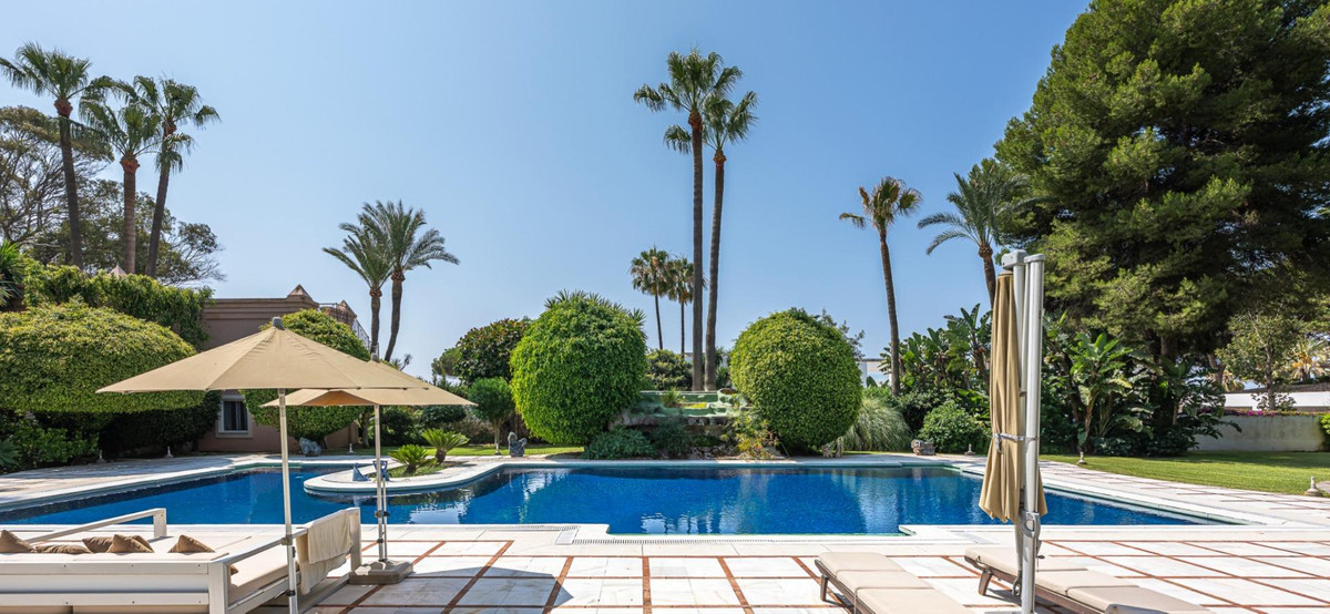 Detached Villa for sale in Estepona | 10 bedrooms H5130439