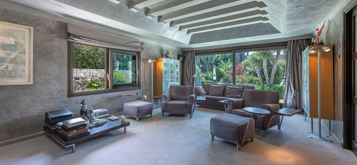 Detached Villa for sale in Estepona | 10 bedrooms H5130439