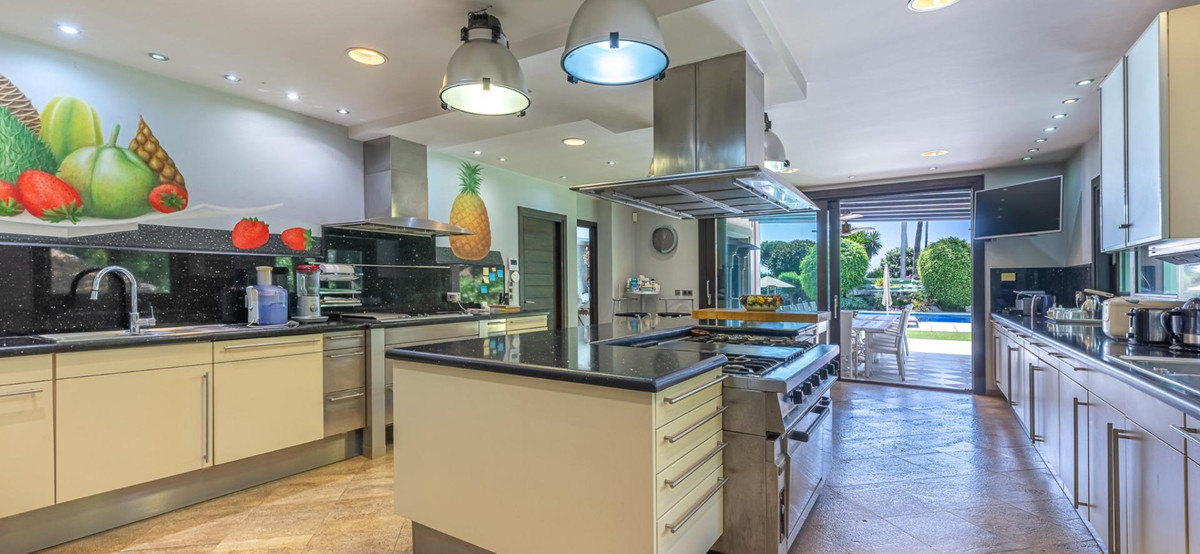 Detached Villa for sale in Estepona | 10 bedrooms H5130439