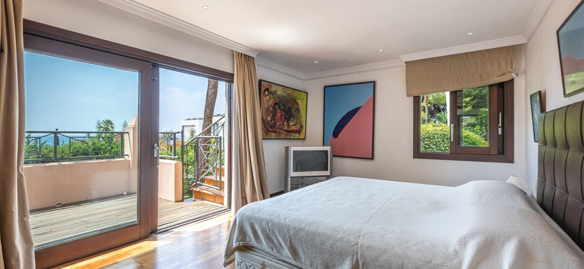 Detached Villa for sale in Estepona | 10 bedrooms H5130439