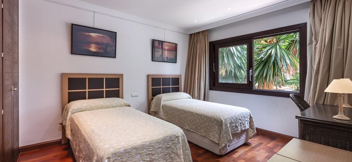 Detached Villa for sale in Estepona | 10 bedrooms H5130439