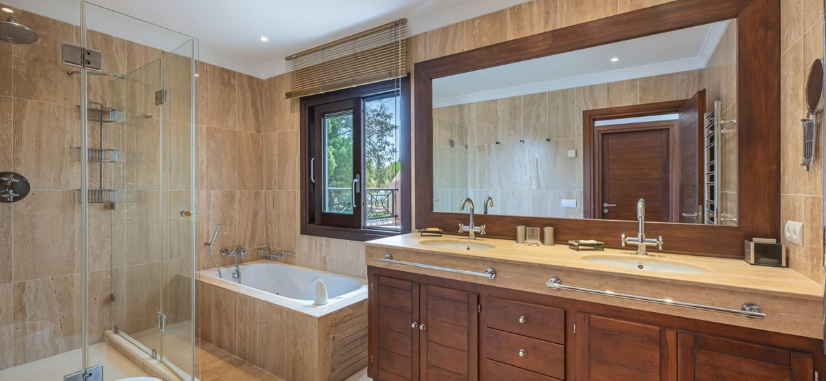 Detached Villa for sale in Estepona | 10 bedrooms H5130439