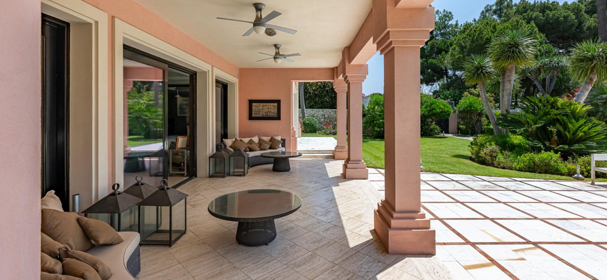 Detached Villa for sale in Estepona | 10 bedrooms H5130439