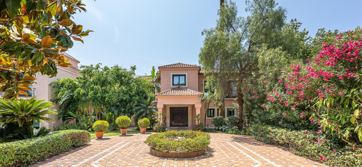 Detached Villa for sale in Estepona | 10 bedrooms H5130439