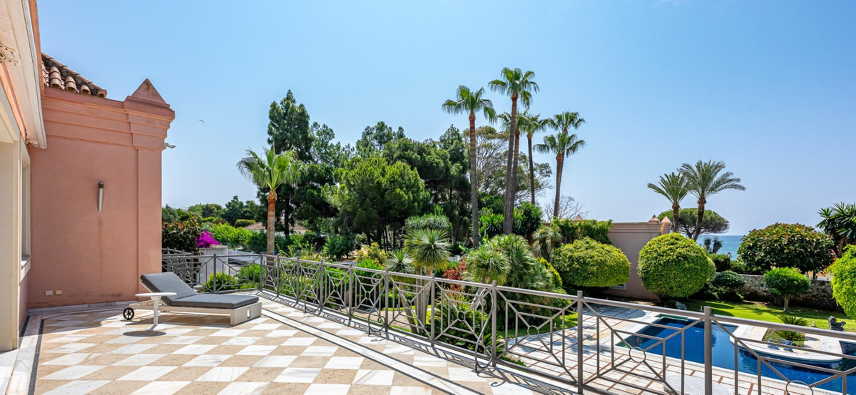 Detached Villa for sale in Estepona | 10 bedrooms H5130439