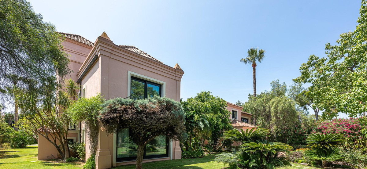 Detached Villa for sale in Estepona | 10 bedrooms H5130439