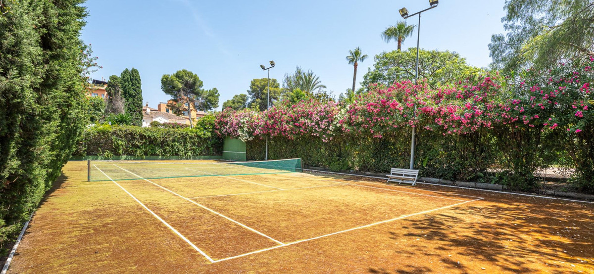 Detached Villa for sale in Estepona | 10 bedrooms H5130439
