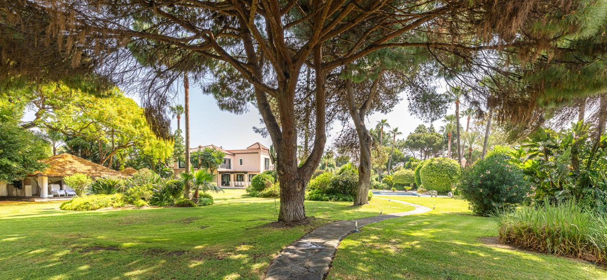 Detached Villa for sale in Estepona | 10 bedrooms H5130439