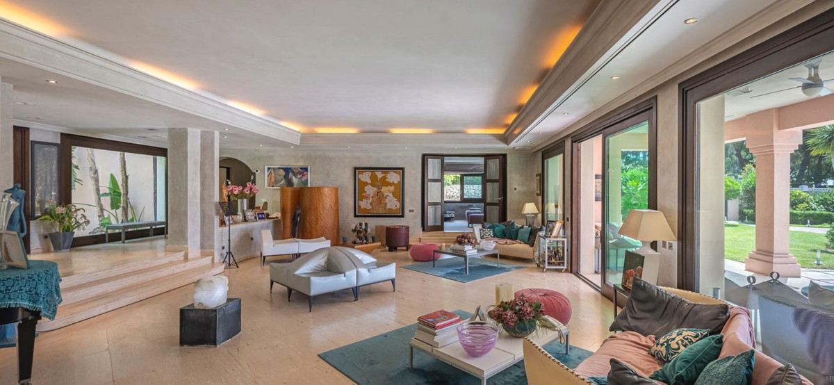 Detached Villa for sale in Estepona | 10 bedrooms H5130439