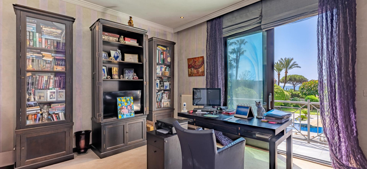 Detached Villa for sale in Estepona | 10 bedrooms H5130439