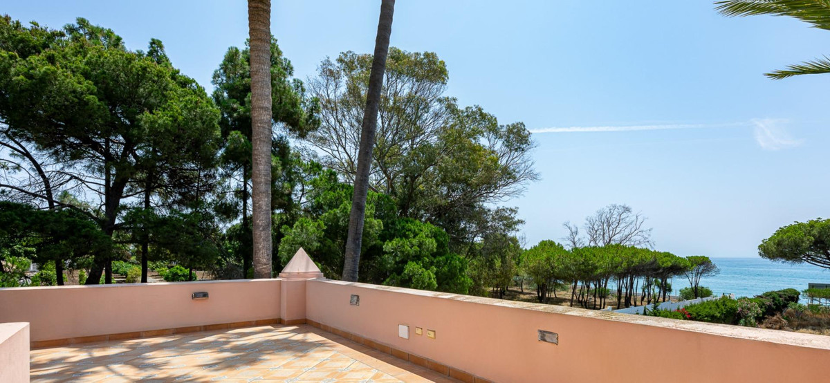 Detached Villa for sale in Estepona | 10 bedrooms H5130439
