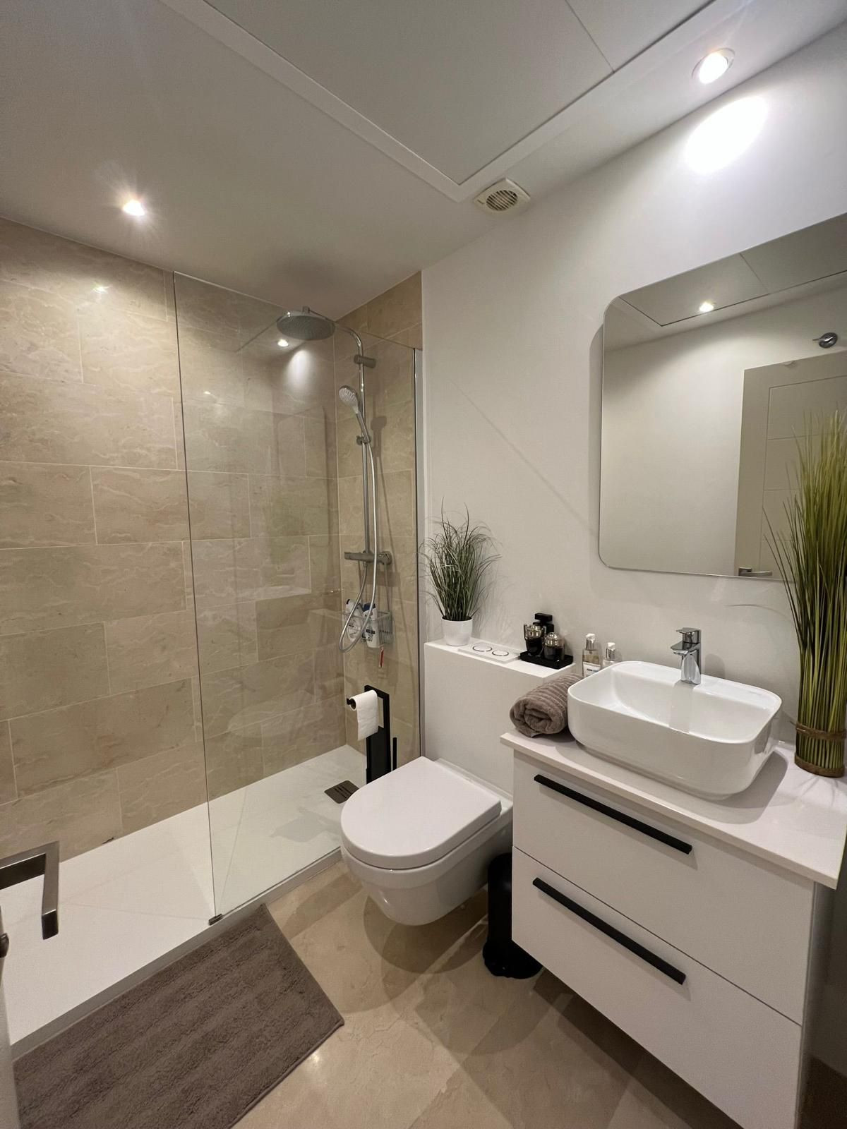Apartment for sale in Estepona | 2 bedrooms H5135161