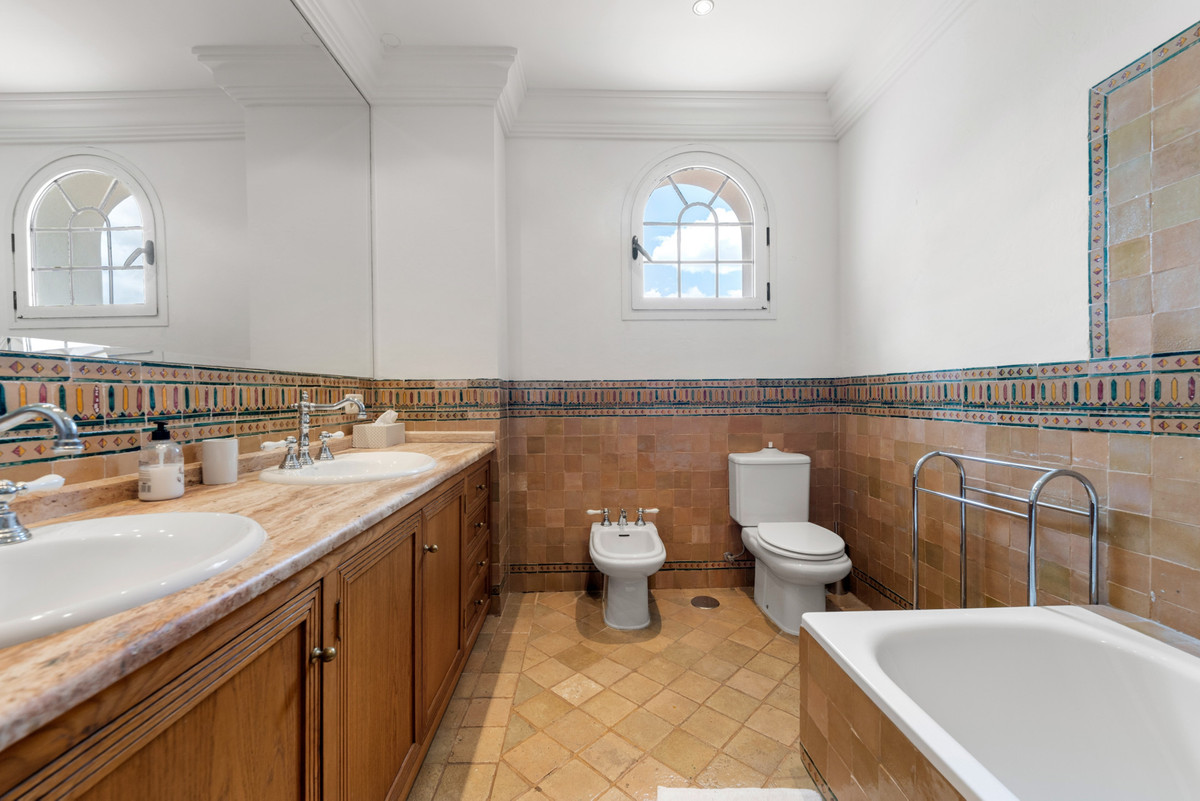 Huis te koop in Estepona | 9 slaapkamers H5322793