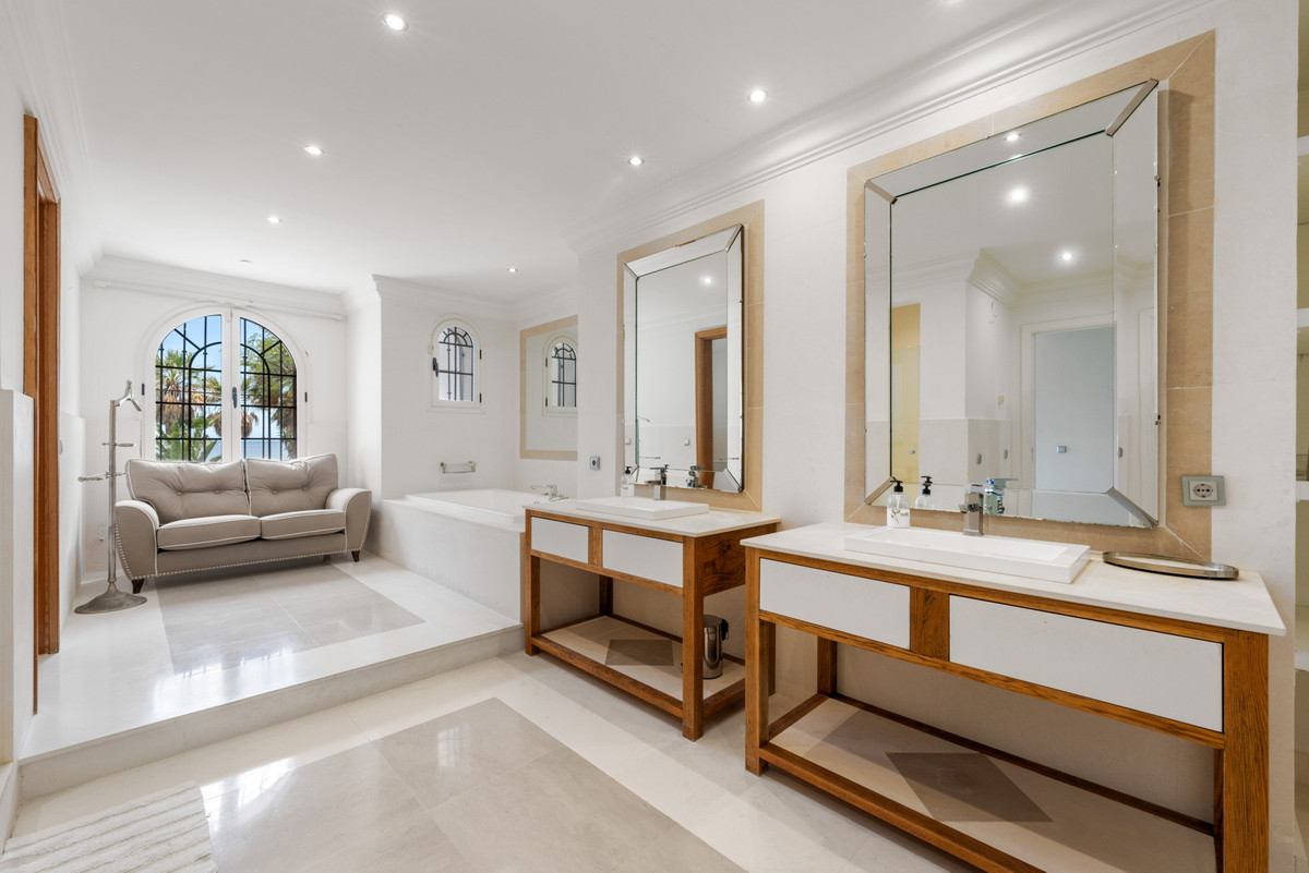 Huis te koop in Estepona | 9 slaapkamers H5322793