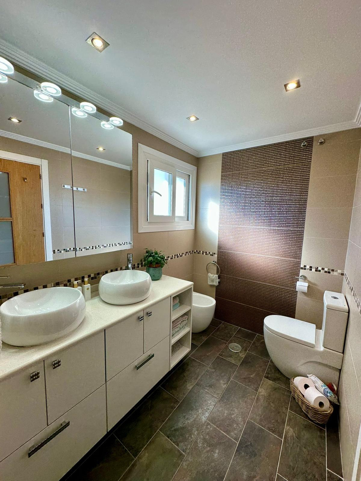 Huis te koop in Estepona | 6 slaapkamers H5347618