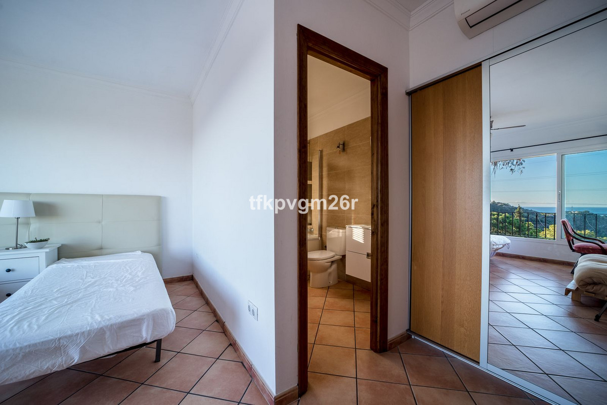 Huis te koop in Estepona | 7 slaapkamers H5354326