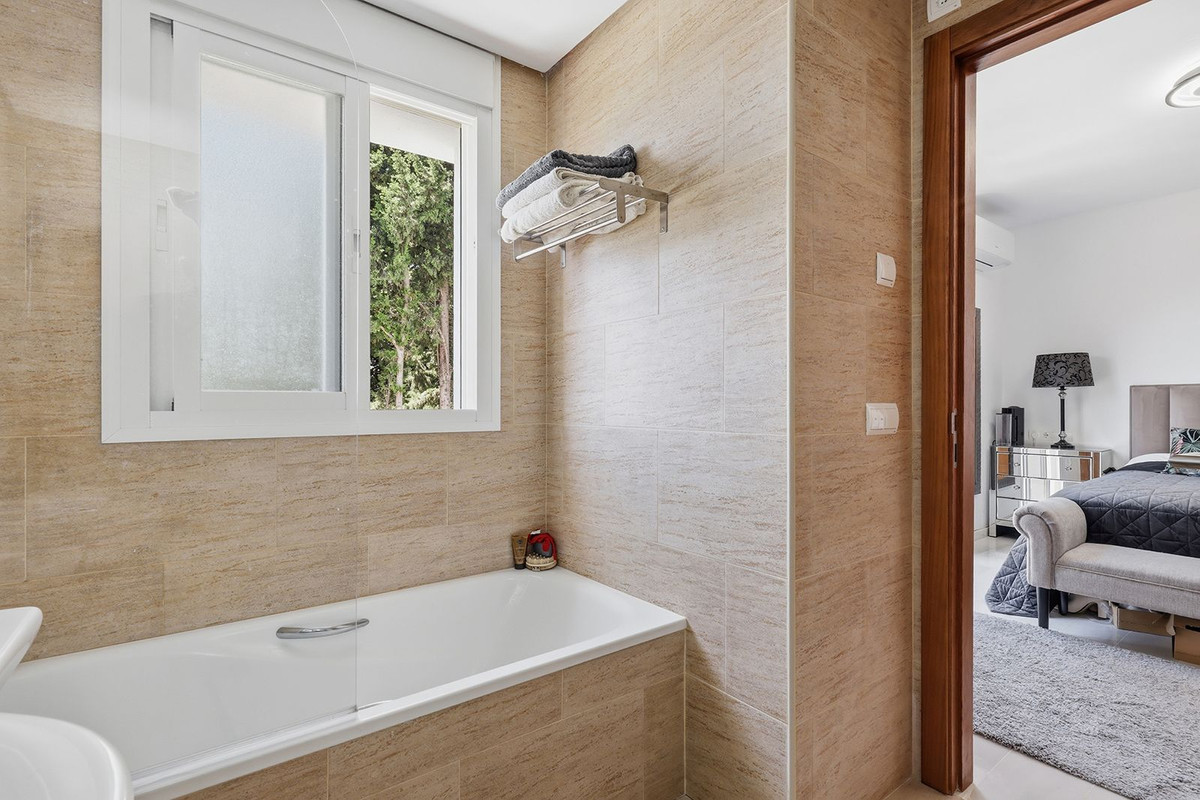 Huis te koop in Estepona | 5 slaapkamers H5374486