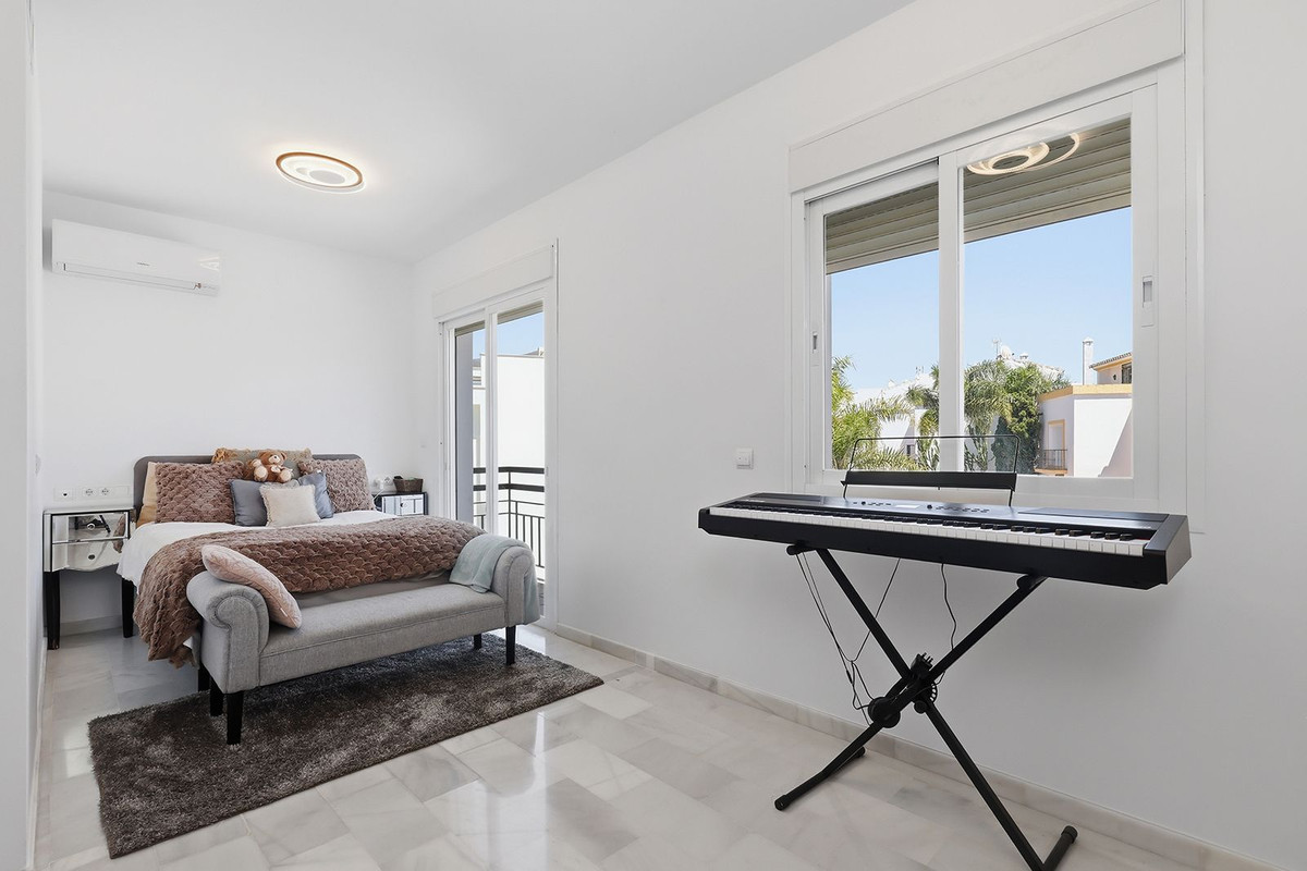 Huis te koop in Estepona | 5 slaapkamers H5374486