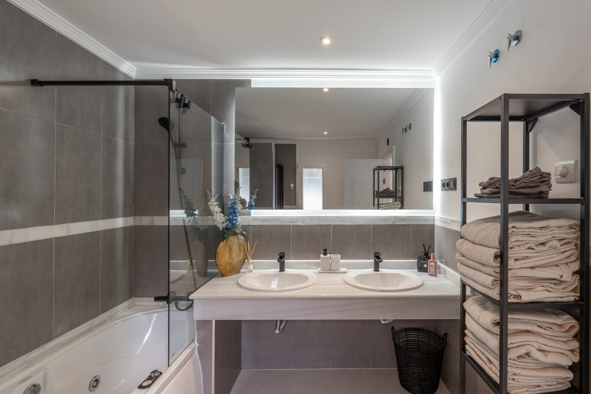 Huis te koop in Estepona | 4 slaapkamers H5390143
